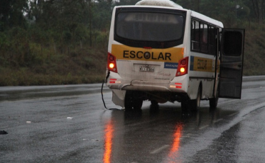Acidente entre carro e van no Anel Viário