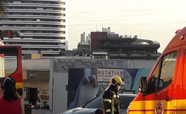 Vítima fica com a perna presa após colisão