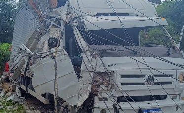 Garopaba: caminhão colide com poste e motorista não fica ferido