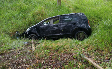Balneário Gaivota: capotamento de carro deixa motorista ferido