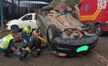 Urussanga: motorista é levada ao hospital após capotamento
