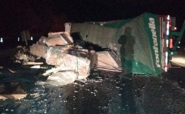 Caminhão tomba e motorista fica preso nas ferragens