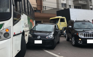 Acidente chama a atenção para rua estreita do Centro