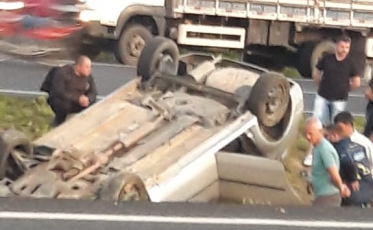 Condutor perde controle e sai da pista na Via Rápida