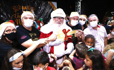 Chegada do Papai Noel e apresentações marcam início do Encantos de Natal em Forquilhinha