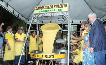 Missa, tombo da polenta e esmagamento de uvas abrem a Vindima Goethe