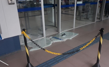 Tentou passar cheque clonado e quebrou a porta do banco