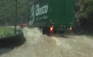 Estrada abaixo, um verdadeiro rio na Serra (VÍDEOS)