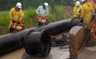 Adutora consertada, água voltando às torneiras