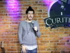 Stand up de Afonso Padilha sobe ao palco no Elias Angeloni