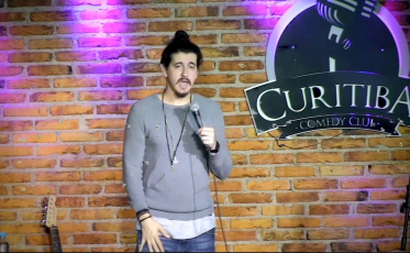 Stand up de Afonso Padilha sobe ao palco no Elias Angeloni