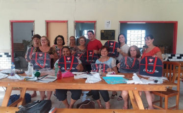 Clubes de Mães da Afasc recebem bolsas em alusão ao Dia das Mães