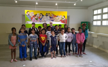 Exposição Happy Humans recebe visita das crianças e adolescentes