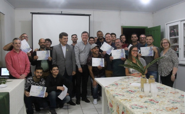 Diplomas para os novos profissionais da elétrica predial