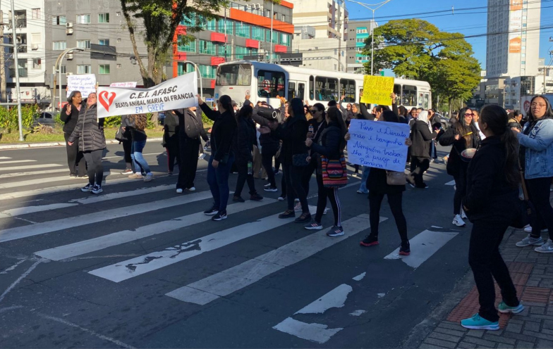 Greve da Afasc: pais organizam passeata com mais de 600 integrantes