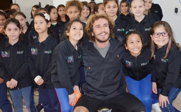 Alan, do Big Brother, visita o Bairro da Juventude