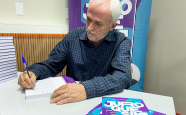 Alceu Pacheco lança livro na sede da Aciva