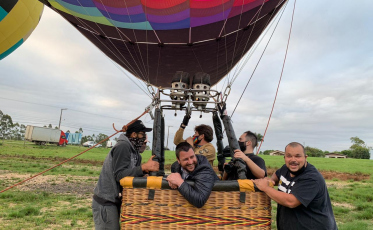 Para promover ideias no turismo, candidatos sobrevoam Içara em balões