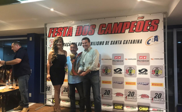 Piloto Alex Cé, de Criciúma, é homenageado