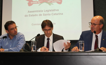 Deputado pede mais transparência em contratos com OS