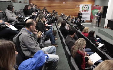 Seminário debate atendimento das pessoas com deficiência auditiva e visual