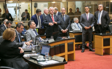 Deputados aprovam orçamento e rejeitam emenda de R$ 100 mi para PMSC