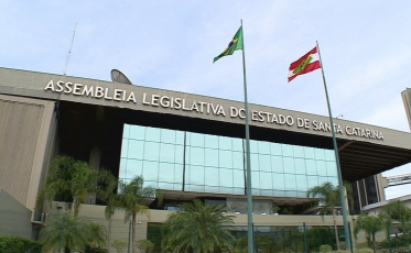 Corte de gastos e congelamento de salários no Legislativo e Judiciário