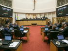 Deputados debatem responsabilidade do governador sobre emendas