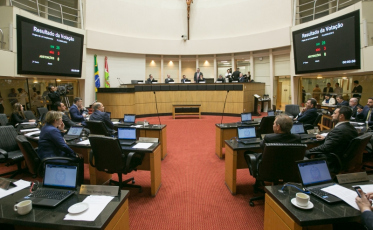 Deputados debatem responsabilidade do governador sobre emendas
