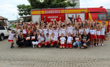 Alunos premiados em concurso dos Bombeiros recebem calendários