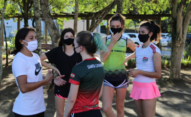 Ana Cláudia Lemos compartilha experiências com atletas da FME