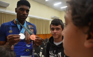 Bairro da Juventude recebe visita de medalhista olímpico