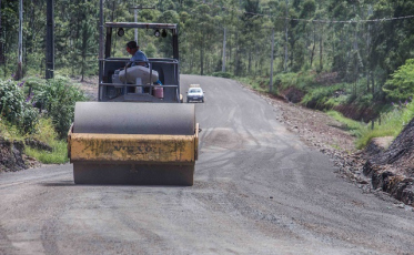 Asfalto novo entre Guatá e a Serra do Rio do Rastro