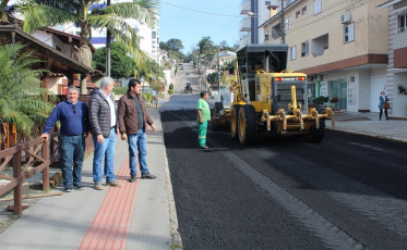 Ruas que dão acesso ao hospital recebem pavimentação