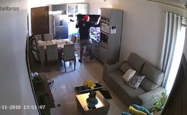 Trio ataca residência em plena tarde (VÍDEO)