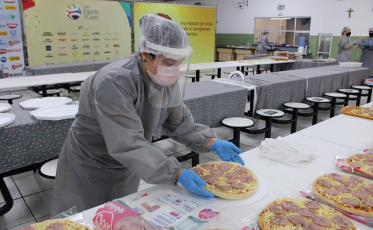 Estudantes de Odontologia da Unesc realizam drive-thru de pizzas 