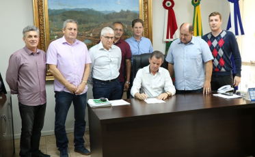 Nova Veneza paga parcela de aquisição de terreno