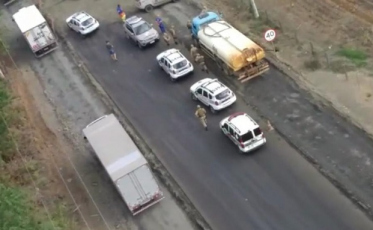 Bandidos armados invadem residência, amarram moradores e roubam veículo em Criciúma (VÍDEO)