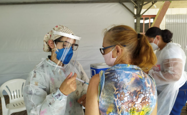 Em Treviso, idosos de 65 anos já estão sendo vacinados contra a Covid-19