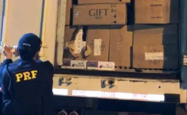 PRF realiza apreensão milionária de cigarros contrabandeados (VÍDEOS)