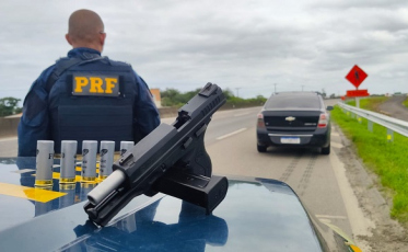 PRF prende motorista e apreende pistola e munições em Laguna