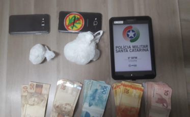 PM apreende drogas, dinheiro e arma em dois dias