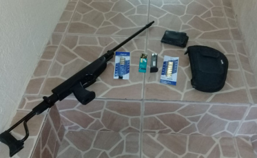 Homem é apanhado em flagrante com armas