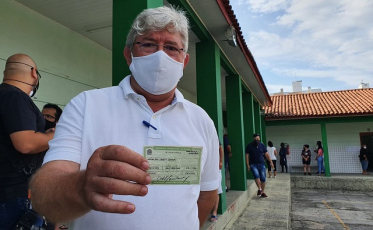 Arnaldinho Lodetti é o primeiro candidato a votar