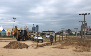 Estrutura da arena de beach tennis estará pronta até quarta-feira