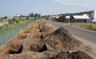 Rua com arquibancada ao lado do Parque das Nações 