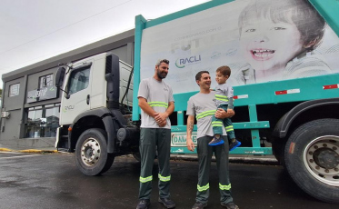 Encantado pelo caminhão da coleta, menino de Araranguá recebe visita especial