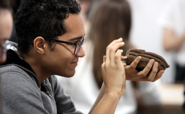 Alunos do Colégio Unesc põe a mão na argila