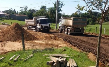 Rua Atílio Damian recebe base que antecede a capa asfáltica