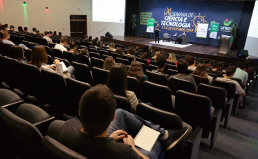 Alunos acompanham aulão para o Enem na Unesc